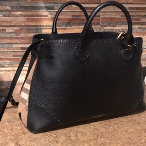 BURBERRY HANDBAG. 100%AuthenticExcellent condition